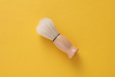 Sarı arkaplanda yansıma ile tıraş fırçası