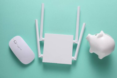 Nane yeşili arka planda bilgisayar faresi ve kumbaralı modern dört antenli kablosuz ağ yönlendirici. Üst görünüm