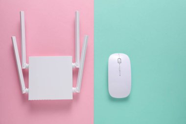 Pembe mavi arka planda modern dört antenli kablosuz ağ yönlendirici ve bilgisayar faresi. Üst görünüm