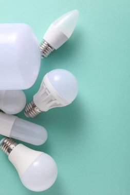 Nane yeşili zemin üzerinde farklı şekillerde LED ampuller