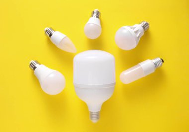 Sarı zemin üzerinde farklı şekillerde LED ampuller