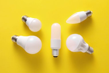 Sarı zemin üzerinde farklı şekillerde LED ampuller