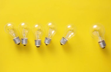 Sarı arkaplanda parlak ampuller