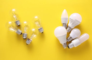 Sarı arka planda LED ve yeni çıkan ampuller. Elektrik tasarrufu