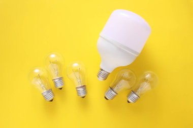 Sarı arka planda LED ve yeni çıkan ampuller. Elektrik tasarrufu