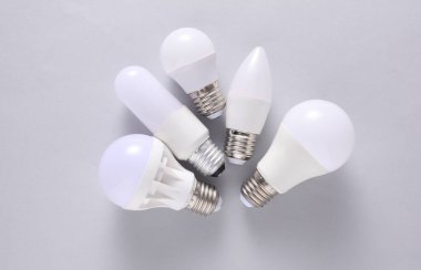 Gri arkaplanda farklı şekillerde LED ampuller