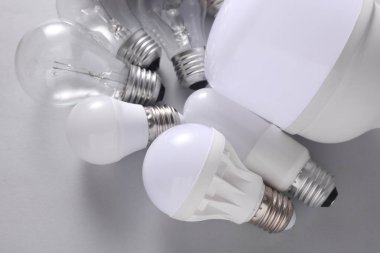 Gri arkaplanda LED ve parlak ampuller.