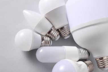 Gri arkaplanda farklı şekillerde LED ampuller