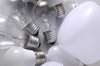 Gri arkaplanda LED ve parlak ampuller.