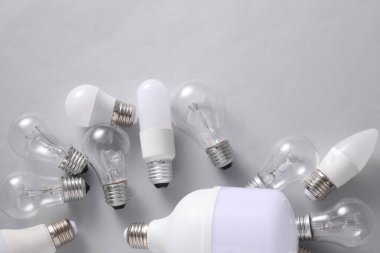 Gri arkaplanda LED ve parlak ampuller.