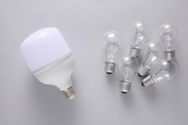 Gri arka planda LED ve yeni çıkan ampuller. Enerji tasarrufu