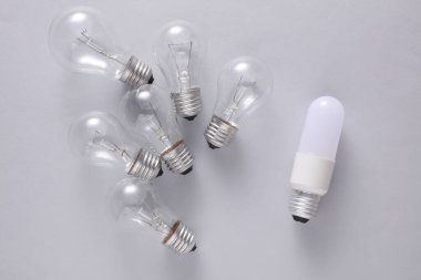 Gri arka planda LED ve yeni çıkan ampuller. Enerji tasarrufu