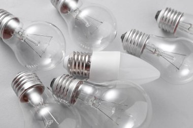 Gri arka planda LED ve yeni çıkan ampuller. Enerji tasarrufu