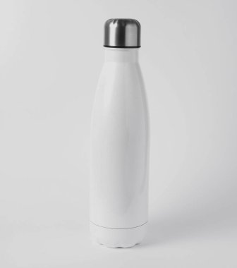 Beyaz arka planda beyaz termo şişe modeli