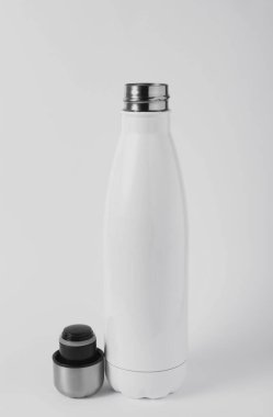 Beyaz arka planda beyaz termo şişe modeli