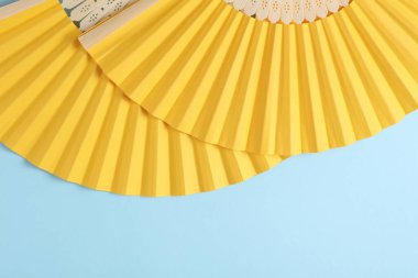 Geleneksel Asyalı sarı el hayranları mavi arka planda