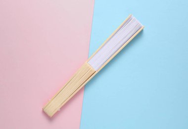 Pembe arka planda geleneksel kapalı Asyalı el vantilatörü