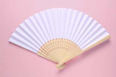 Pembe arka planda geleneksel beyaz Asyalı el fanı