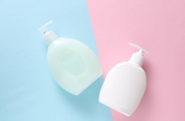 Mavi arka planda şeker kutulu sıvı sabun şişeleri.