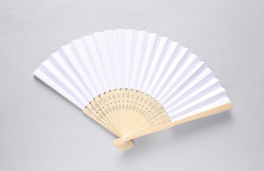Gri arka planda geleneksel beyaz Asyalı el yelpazesi