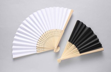 Gri arka planda geleneksel siyah-beyaz Asyalı el hayranları