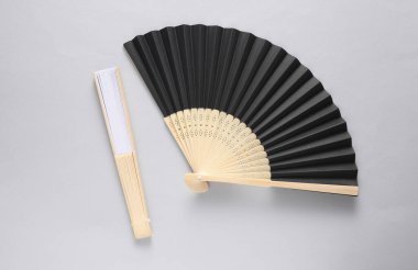 Gri arka planda geleneksel Asyalı el hayranları