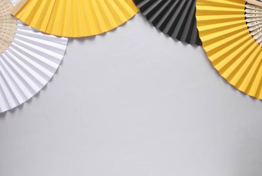 Gri arka planda geleneksel Asyalı el hayranları. Boşluğu kopyala