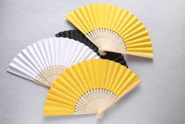 Gri arka planda geleneksel Asyalı el hayranları