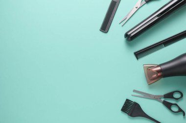 Mavi arka planda saç şekillendirme için düz saç modelleme aletleri ve aksesuarları vardı. Üst görünüm