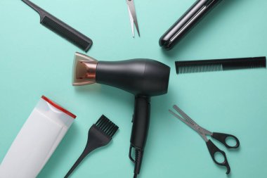 Mavi arka planda saç şekillendirme için düz saç modelleme aletleri ve aksesuarları vardı. Üst görünüm