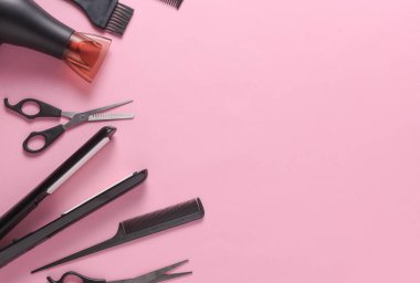 Pembe arka planda saç şekillendirme için düz saç modelleme aletleri ve aksesuarları vardı. Üst Manzara. Boşluğu kopyala