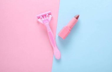 Mavi pembe arka planda ruj izi olan bir jilet. Üst görünüm