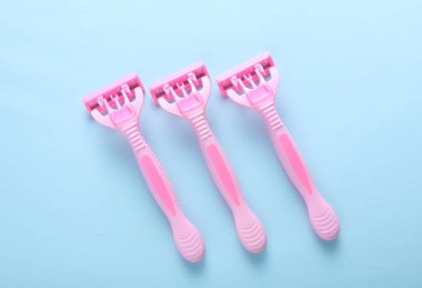 Mavi arka planda pembe jiletler. Üst görünüm