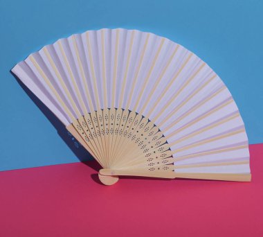 Pembe arka planda geleneksel Asyalı el fanı