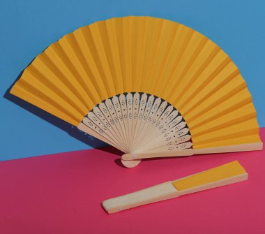 Pembe arka planda geleneksel Asyalı el fanı