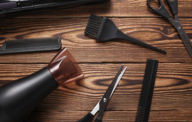 Düz yatıyordu kuaförlük aletleri ve aksesuarlar ahşap arka planda saç şekillendirme için. Üst görünüm