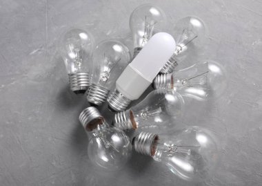 Gri arkaplanda öncü ve parlak ampuller