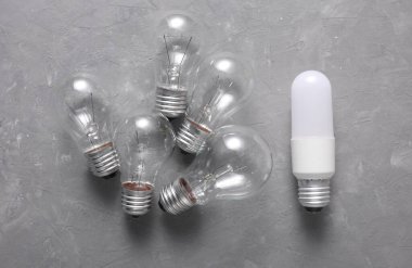 Gri arkaplanda öncü ve parlak ampuller