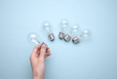 Mavi arkaplanda parlak bir ampul var.