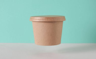 Eko karton yuvarlak yemek kutusu masada, turkuaz arka plan