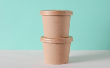 Eko karton yuvarlak yemek kutusu, nane yeşili arka plan.