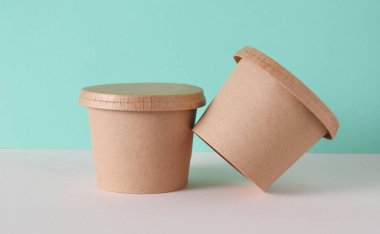 Eko karton yuvarlak yemek kutusu, nane yeşili arka plan.