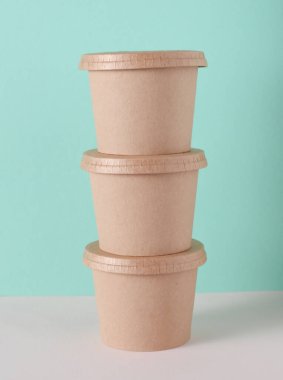 Eko karton yuvarlak yemek kutusu, nane yeşili arka plan.