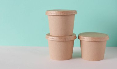 Eko karton yuvarlak yemek kutusu, nane yeşili arka plan.