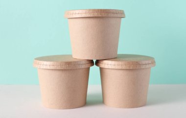 Eko karton yuvarlak yemek kutusu, nane yeşili arka plan.