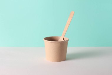 Sofrada çatal ve nane yeşili arka planı olan yiyecek kutularının etrafında eko karton.