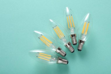 Nane Yeşili Arkaplanda Enerji Kurtarma İpliği Ampulleri