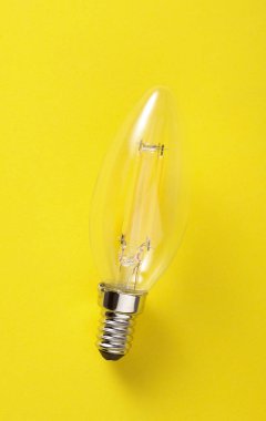 Sarı Arkaplanda Enerji Kurtarma İpliği Ampulü