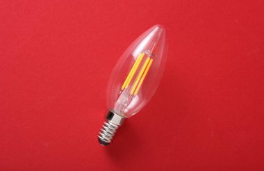 Kırmızı Arkaplanda Enerji Kurtarma İpliği Ampulü