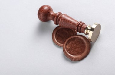 Gri arkaplanda özel damgalar ve balmumu mühürler